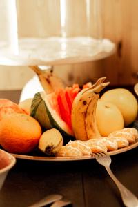 瑟弗浩斯Hotel Universo的桌上一盘水果和蔬菜