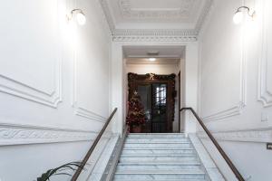 罗马梵蒂冈豪华宾馆 的走廊上设有楼梯,门上有一棵圣诞树