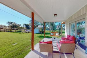 罗克波特Packsaddle Beach House的庭院配有桌椅,享有田野美景。