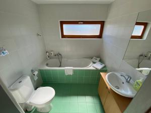 上贝奇瓦Apartmany Resort的带浴缸、卫生间和盥洗盆的浴室