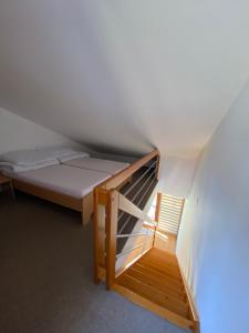 上贝奇瓦Apartmany Resort的双层床和楼梯