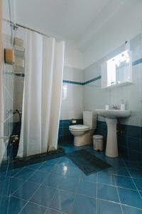 哈尔基斯3 Bros Studio的浴室配有卫生间、盥洗盆和淋浴。
