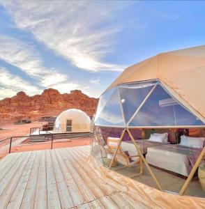 瓦迪拉姆Star rum的享有沙漠景致的甲板上的帐篷