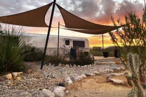 特灵瓜Desert Pearl ⁠— Quick Drive from Big Bend的露营车,前面有帐篷