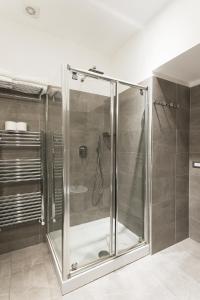 罗马梵蒂冈豪华宾馆 的浴室里设有玻璃门淋浴