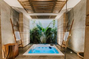 墨西哥城CASA LUCIANA Condesa的植物间里的热水浴缸