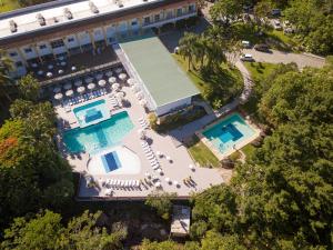 圣阿马鲁-达因佩拉特里斯卡尔达因佩拉特里斯广场Spa度假酒店的享有酒店高空的景致,设有2个游泳池