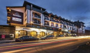 班斯科Hotel Bansko SPA & Holidays - Free Parking的一条在大楼前停放汽车的街道