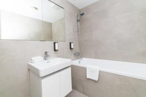 布拉迪斯拉发City Castle Apartments Free Parking的白色的浴室设有水槽和镜子