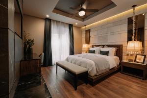 墨西哥城CASA LUCIANA Condesa的一间卧室配有一张床和吊扇