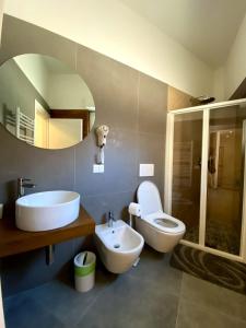 桑格罗堡J. Suite的带浴缸、卫生间和盥洗盆的浴室