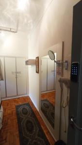 福塔莱萨Albergaria Hostel的客房设有带镜子和盥洗盆的浴室