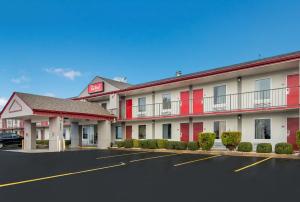 杰克逊Red Roof Inn & Suites Jackson, TN的前面有一个停车位的酒店