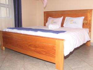 HoimaCS HOTEL的一张带白色床单和枕头的床