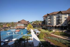 伊瓜苏瑞坎托卡塔拉塔斯温泉度假村及会议酒店的享有度假村游泳池的空中景致