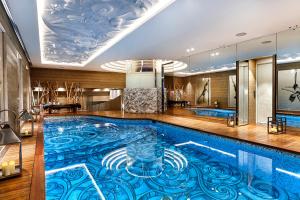 谷雪维尔Lys Martagon的大型游泳池位于带大型游泳池的客房内
