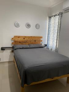 马萨特兰Departamento nuevo con excelente ubicación!的一间卧室配有一张大床和木制床头板