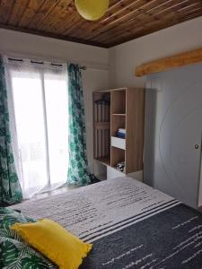 珀蒂蒂勒Appartement océan Esparon的一间卧室设有一张床和一个窗口