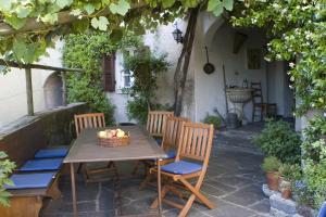 Miglieglia圣斯特法诺酒店的庭院里摆放着桌椅和一篮水果