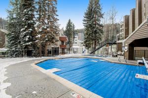 冬季公园313 Iron Horse Way #C4083的大楼里的一个大型蓝色游泳池