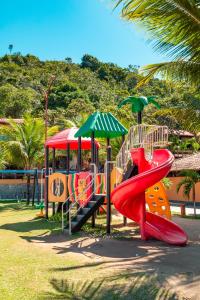 塞古罗港PSP Resort All Inclusive的公园内带滑梯和遮阳伞的游乐场