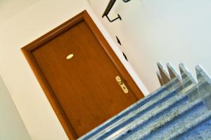 洛阿诺Residence La Casetta的木门在房间的角落