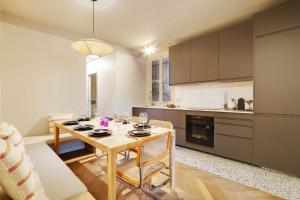 巴黎Amazing apartment 8P3BDR - MontmartreSacré cœur的厨房配有带酒杯的桌子