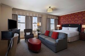 奥斯汀The Stephen F Austin Royal Sonesta Hotel的酒店客房配有床、沙发和电视。