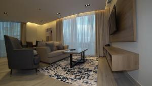 阿可贺巴Villa Misk Alkhobar的带沙发、桌子和电视的客厅