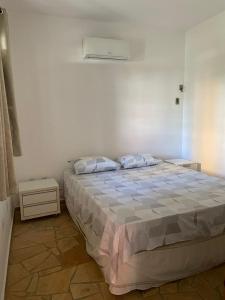 马拉卡贾Paraiso de Maracajau的一间卧室配有一张带两个枕头的床