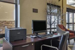 贝茨维尔贝茨维尔康福特套房酒店的办公桌上设有电脑和打印机的办公室