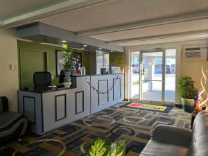 班戈班戈速8酒店的大堂设有带沙发和柜台的等候室