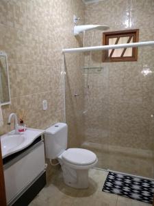 圣特雷莎Recanto dos Amigos的浴室配有卫生间、淋浴和盥洗盆。