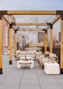 费城Sonder Ovation的一座大楼内一个带沙发和桌子的屋顶露台