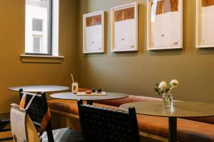 费城Sonder Ovation的餐厅设有2张桌子和椅子以及窗户。