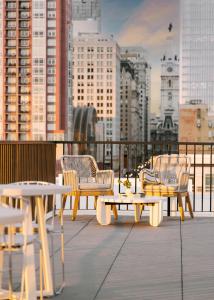 费城Sonder Ovation的一张桌子和椅子,位于一个城市的阳台上