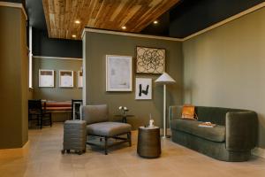 费城Sonder Ovation的客厅配有沙发和椅子