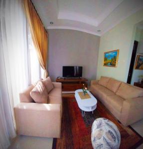 日惹Gated 3BR Residence - 10 mins from Malioboro的客厅配有沙发和桌子