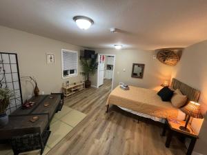 塞勒姆Far East Escape- Salem的一间卧室设有一张床和一间客厅。
