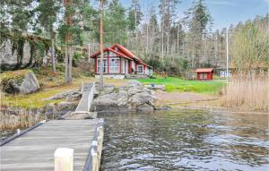 阿尔维卡Stunning Home In Arvika With Kitchen的湖畔房屋,带码头