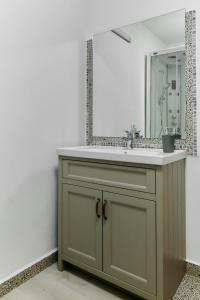 阿拉德Pensiune Arada的一间带水槽和镜子的浴室