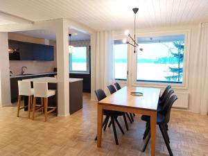 于韦斯屈莱Kotirinne 135 - järven rannalla的用餐室以及带桌椅的厨房。