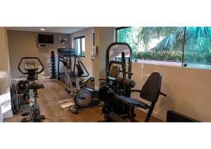 里约热内卢Flat - Leblon的一间健身房,里面设有数个健身器材