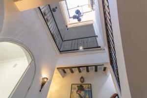 塞维利亚House -Rooftop&Jacuzzi -StayInSeville的拥有拱形天花板的房屋内的楼梯
