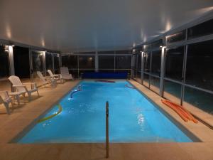 皮里亚波利斯塔玛里兹酒店的大楼内的大型室内游泳池