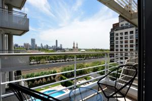 布宜诺斯艾利斯Minimalist design apartment with amazing view的市景阳台,配有两把椅子