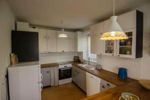 ŽeleznikiHouse Pucnk-beautiful countryside的厨房配有白色橱柜和白色冰箱。