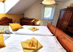 ŽeleznikiHouse Pucnk-beautiful countryside的一间卧室配有两张带毛巾的床