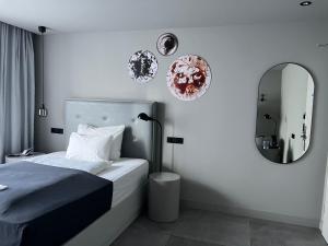 多特蒙德灰色设计酒店 的一间卧室配有一张床和镜子