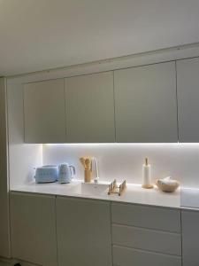 波尔图MH by MGM - Premium Sea Views的厨房配有水槽和白色橱柜